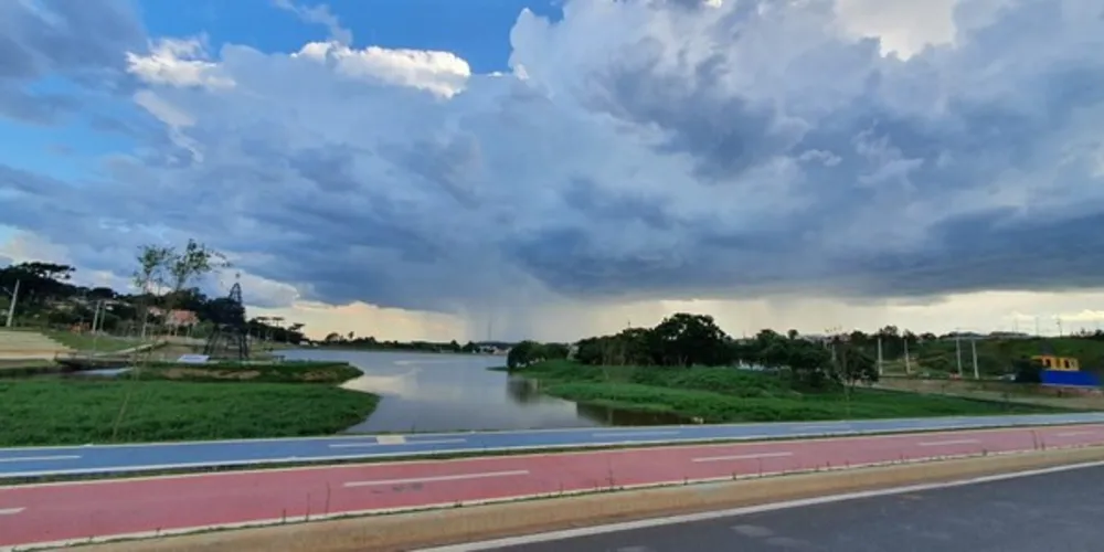 Imagens capturadas pelo Portal aRede na região do Lago de Olarias mostram nuvens carregadas avançando em direção à cidade