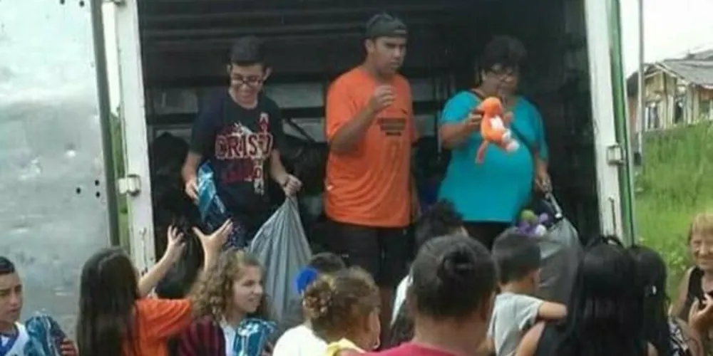 O projeto busca arrecadar brinquedos, doces e alimentos para as famílias carentes