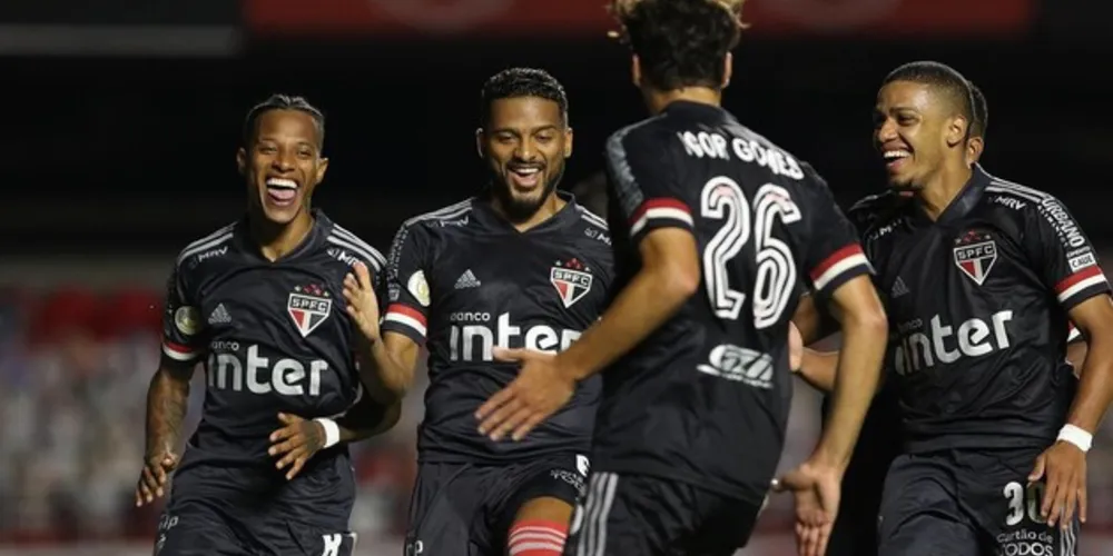 São Paulo domina jogo atrasado do Brasileirão e afunda cariocas no Z4
