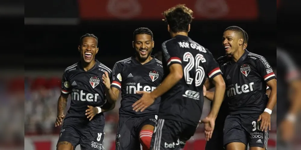 São Paulo domina jogo atrasado do Brasileirão e afunda cariocas no Z4