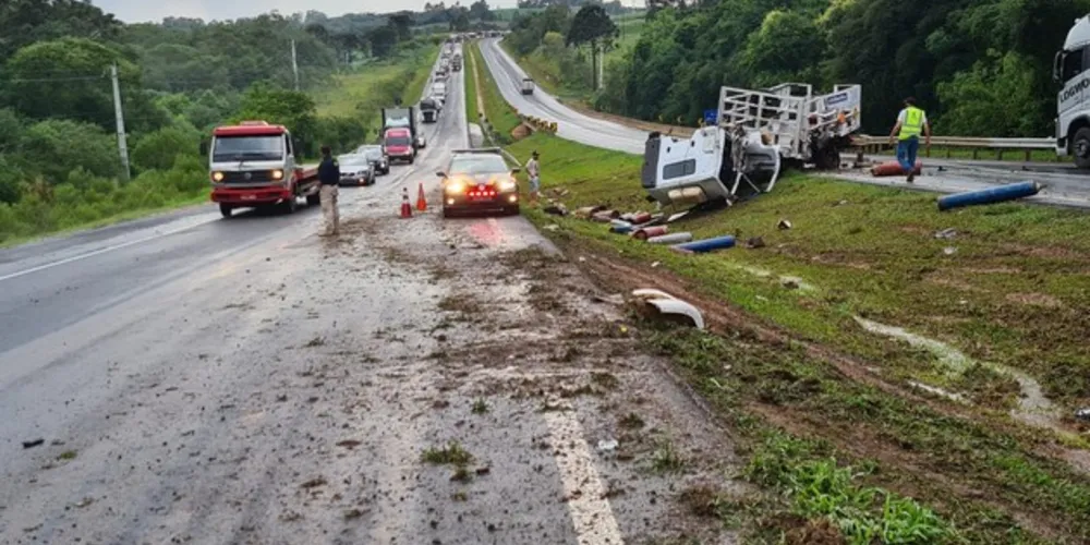 Acidente aconteceu perto da Ambev e deixou um dos caminhoneiros gravemente ferido