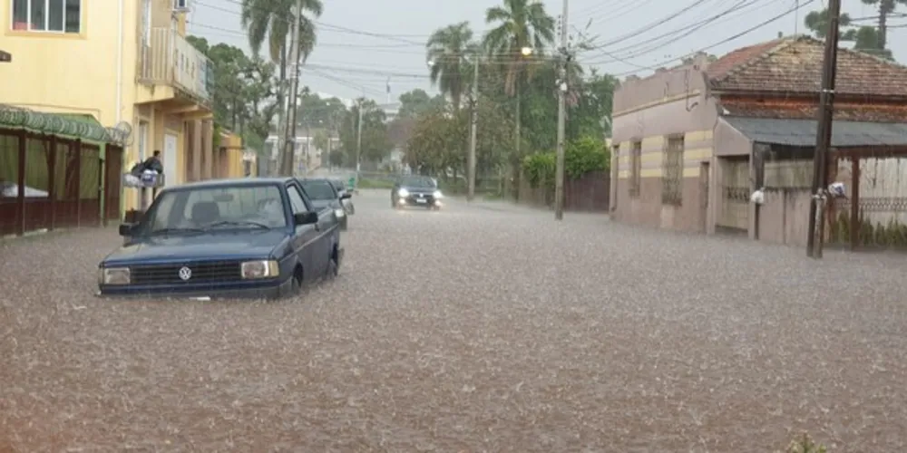 Imagem ilustrativa da imagem Tempestade causa estragos e alaga ruas de PG