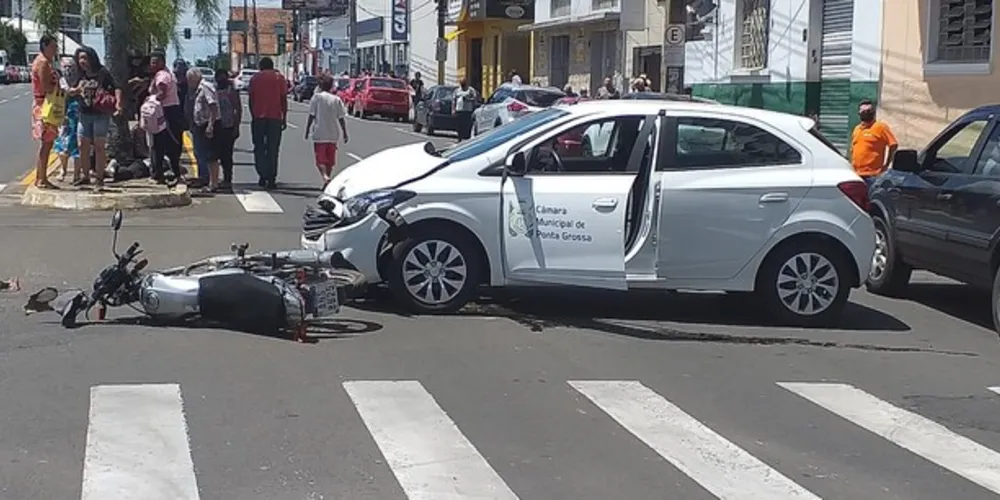Apesar do estrago nos veículos, motociclista foi levado ao hospital com lesões moderadas, sem risco à vida