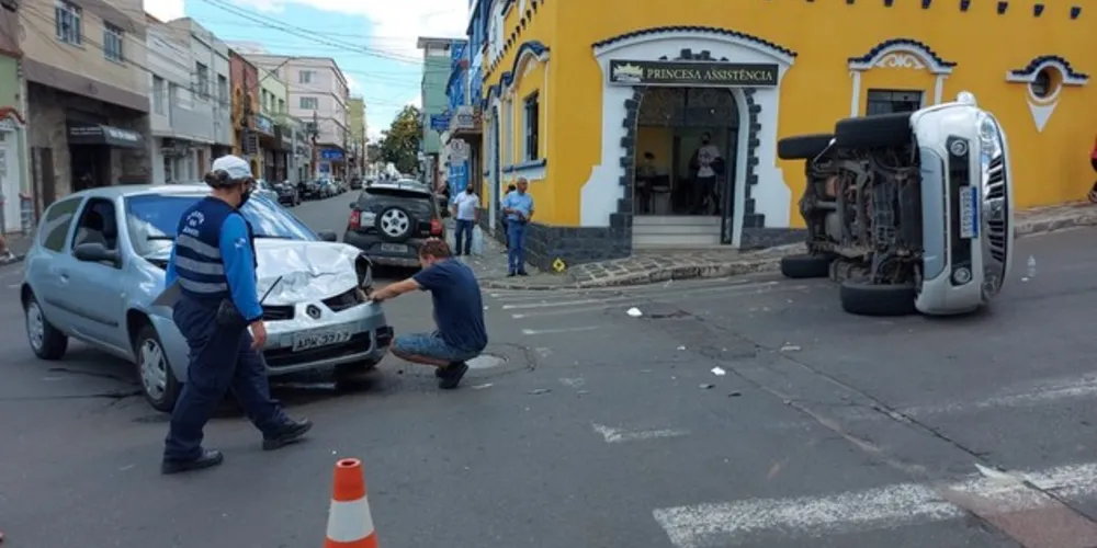 Imagem ilustrativa da imagem Batida em cruzamento deixa carro tombado em PG