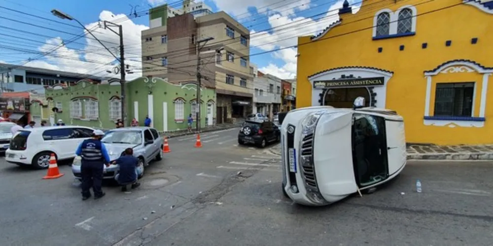 Imagem ilustrativa da imagem Caminhonete tomba após acidente no Centro de PG