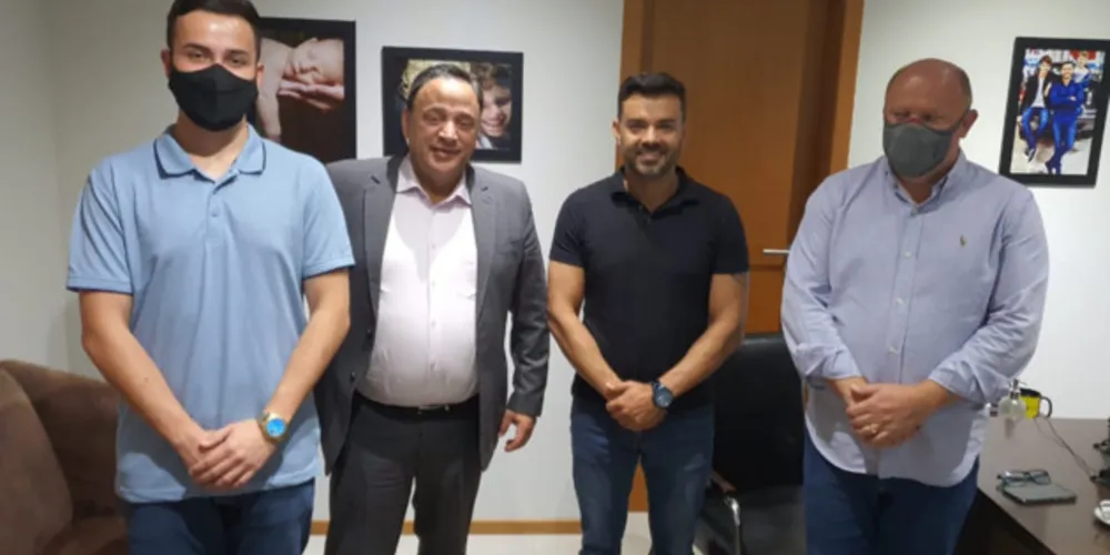 VISITA - O diretor de redação do Portal aRede e do Jornal da Manhã, Eloir Rodrigues, recebeu nesta quinta-feira (10), a visita do deputado estadual Hussein Bakri, que estava acompanhado de Elizeu Chociai, diretor do Paranacidade, e do vereador eleito Filipe Chociai (PV)