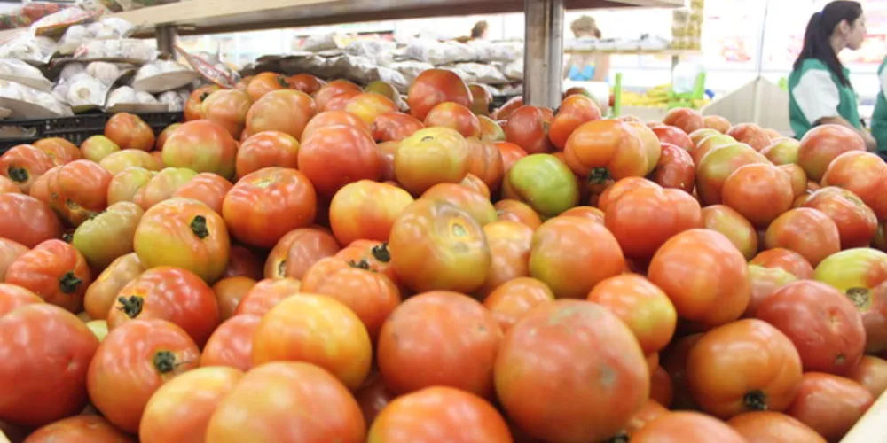 Enquanto a banana foi um dos produtos que teve a maior alta 
no preço, o tomate registrou uma queda de 34% no mês