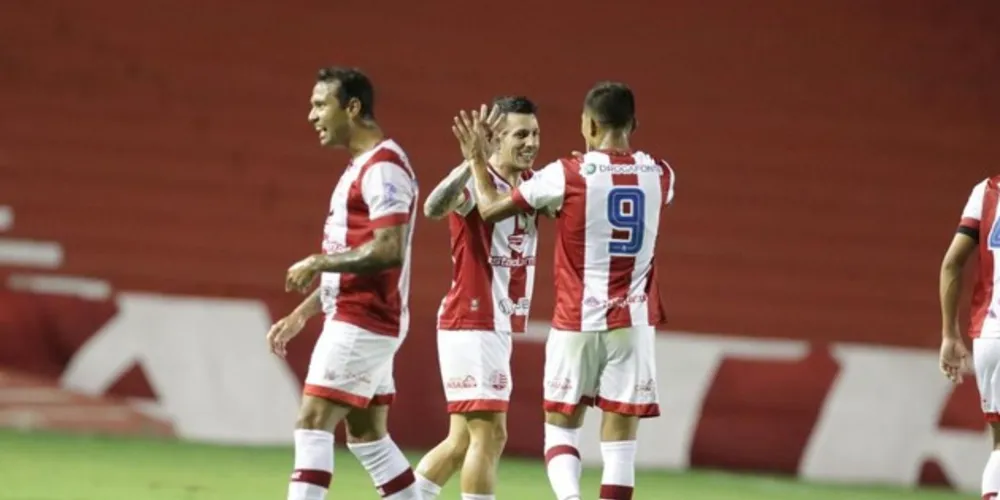 Gol da noite foi marcado por Jean Carlos em cobrança de falta