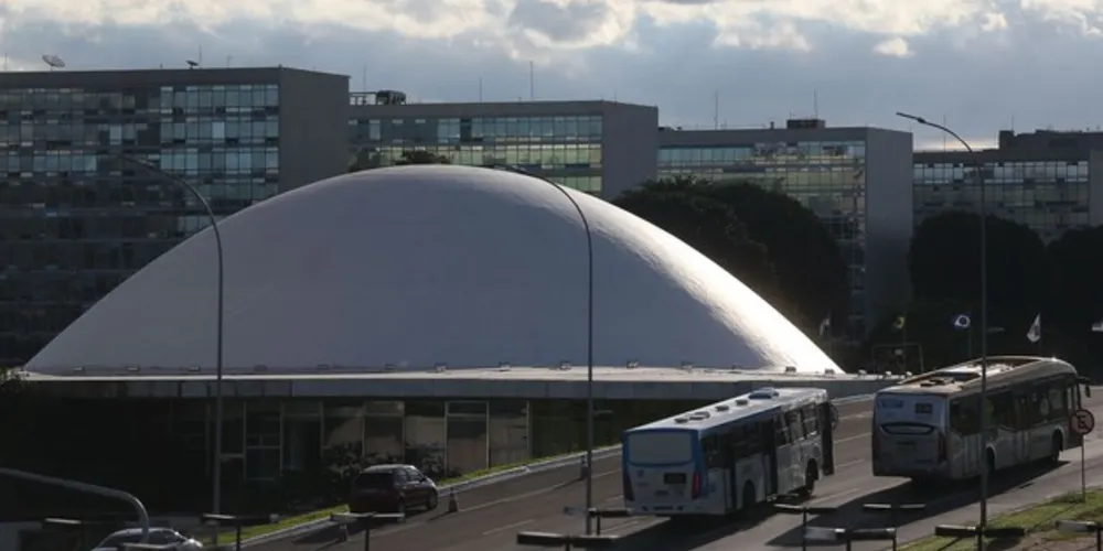 O projeto dispõe sobre transporte, processamento, estocagem e comercialização de gás natural.