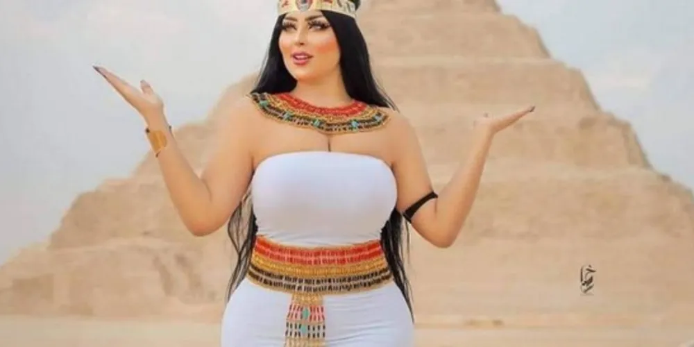 A legislação do Egito estipula que quem quiser tirar fotos ou vídeos para fins comerciais em sítios arqueológicos deve obter uma licença do Ministério do Turismo e Antiguidades.