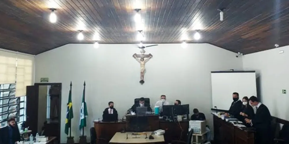 Júri começou na quarta-feira pela manhã e sentença foi proferida na noite de quinta