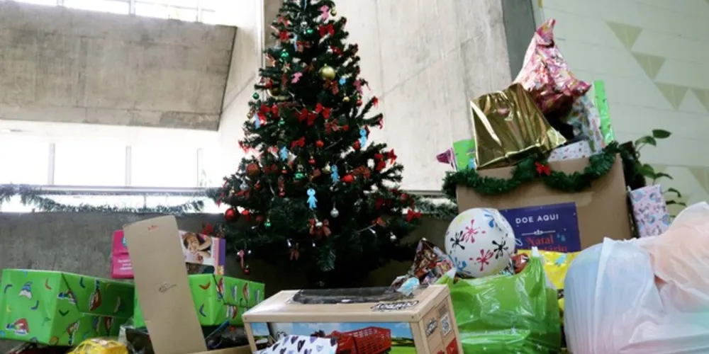 Bolas, carrinhos, bonecas, jogos de quebra-cabeça e até mesmo roupas e calçados estão entre os presentes doados