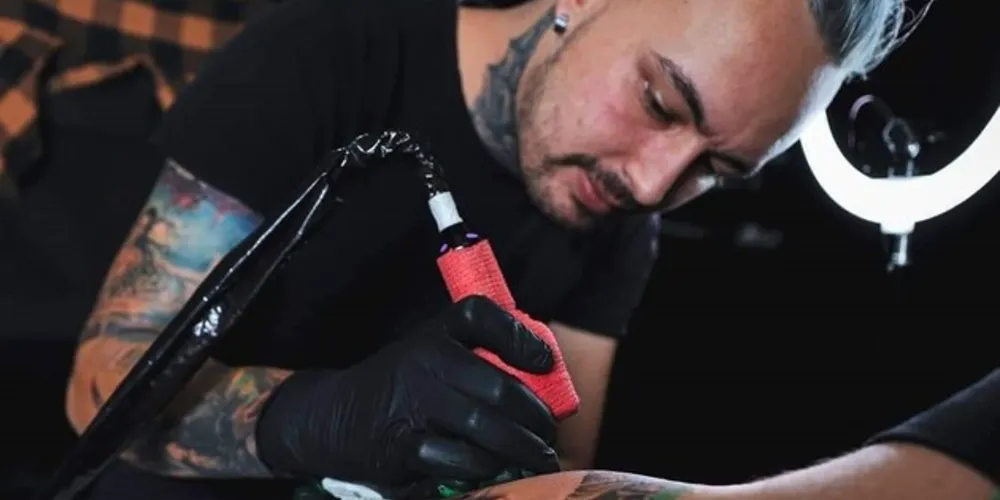 Artista Sergio Waldmann torna-se referência em tatuagem realista