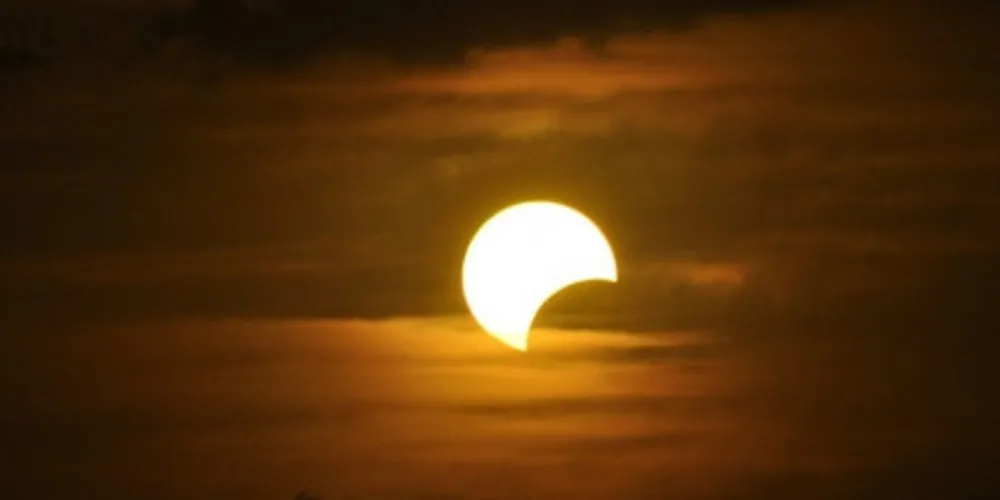 O fenômeno que faz o dia se transformar em noite por alguns minutos ocorre quando a Lua se interpõe entre o Sol e a Terra. 