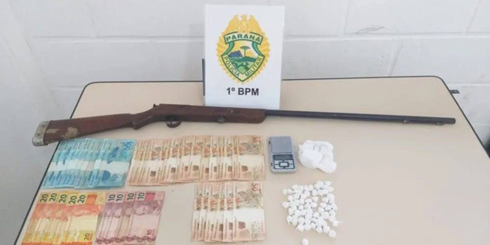 com um deles foi encontrado droga, dinheiro, arma e balança de precisão