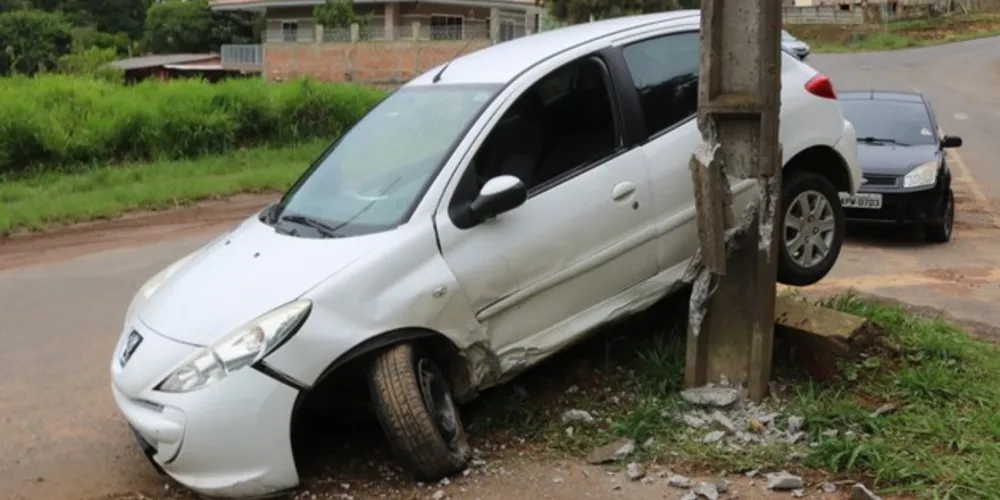 Segundo relato dos moradores, a condutora do veículo estava visivelmente embriagada