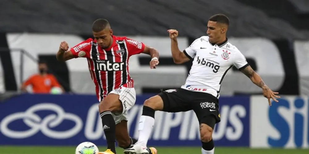 O Corinthians continuou deixando o rival com a bola, mas o líder do Brasileiro pouco fazia, e o intervalo chegou com o placar de 1 a 0.