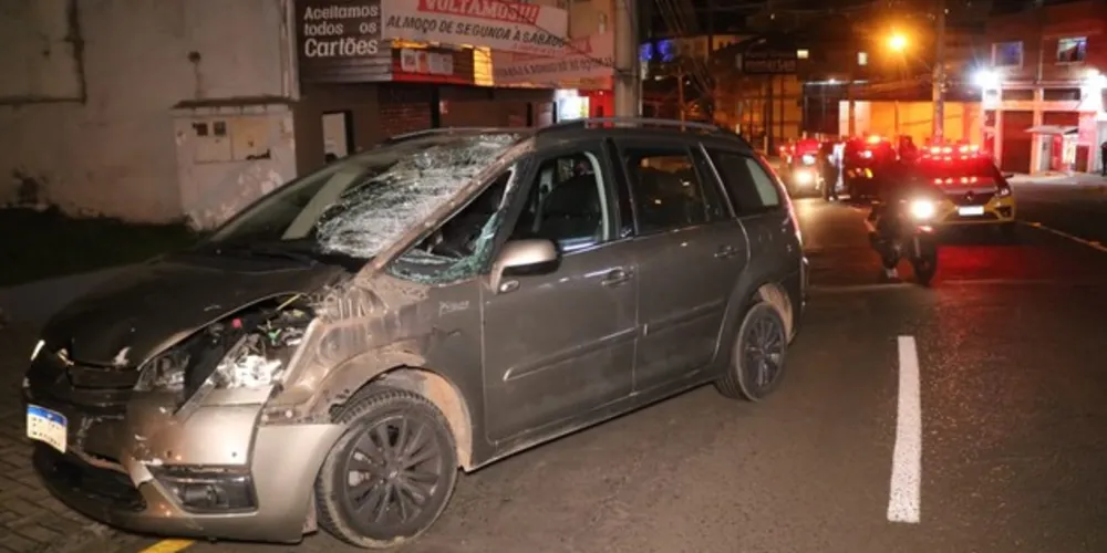 Com o impacto, motociclista sofreu fraturas nas pernas e foi levado ao hospital