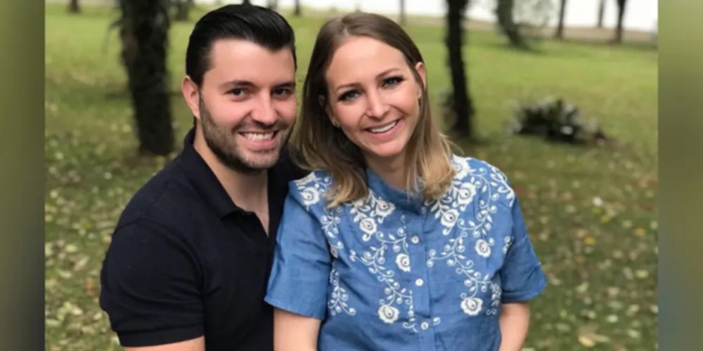 TROCA DE IDADE - A advogada Carla Marilia Blum reserva a próxima quarta-feira (16), para receber os cumprimentos pela troca de idade. No registro Carla e seu marido João Alfredo Morgado. Da coluna RC os votos de realizações