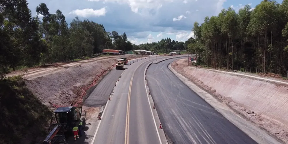 São três frentes de obras na região de Ortigueira, todas da duplicação da Rodovia do Café