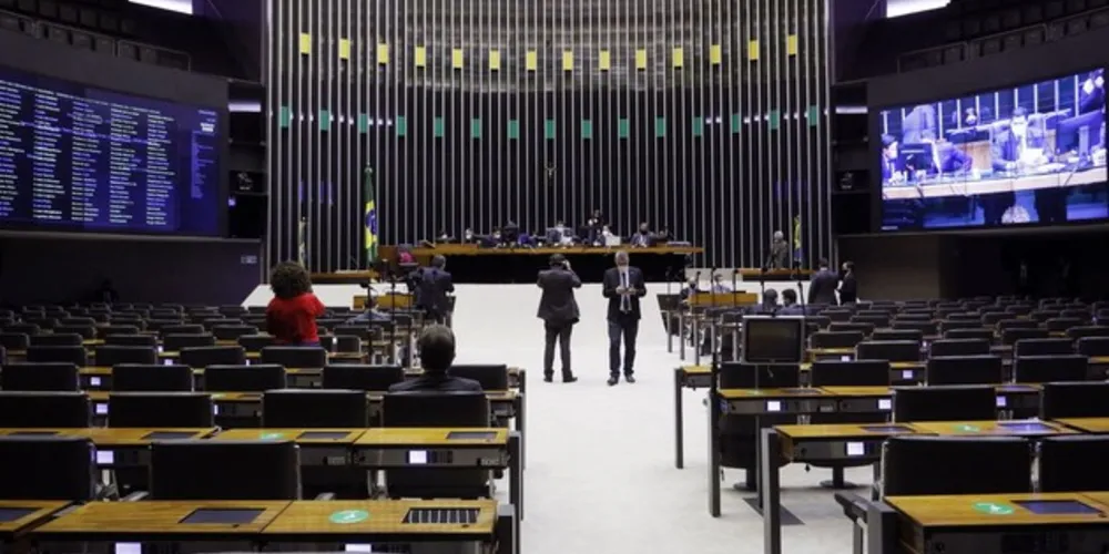 Como foram feitas alterações em relação ao último texto aprovado na Câmara, ele volta para análise dos deputados.