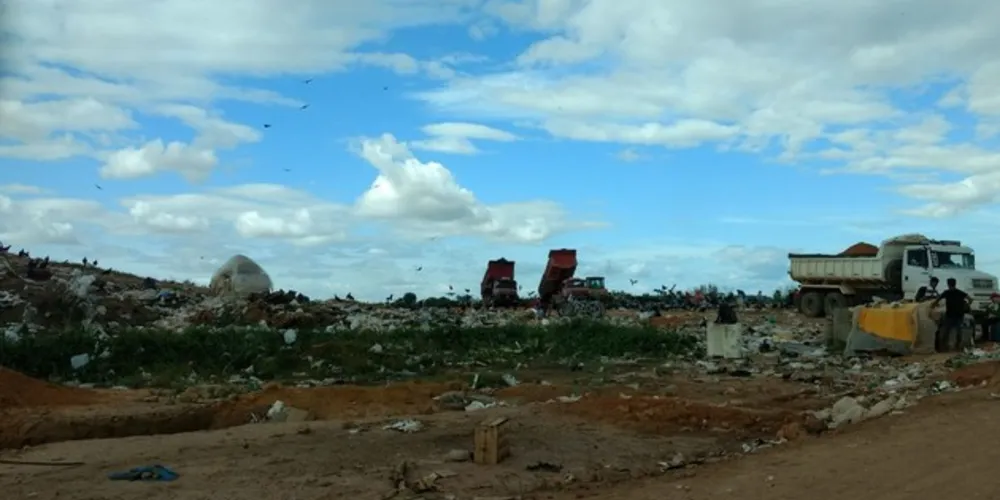 Segundo a Abrelpe, considerando a manutenção do cenário atual, serão necessários 55 anos para que aterros controlados e lixões sejam encerrados em todo o país.