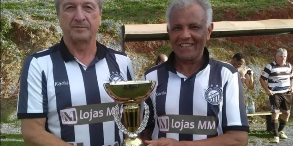 Entre tantas paixões de Mirzinho, o Operário era uma delas. Nesta foto ele recebe o troféu do antigo presidente do clube, Carlos Roberto Yurk