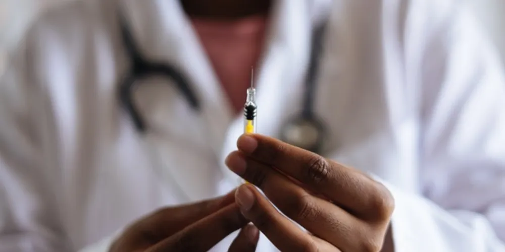 Segundo o plano, o governo federal já garantiu 300 milhões de doses de vacinas contra a covid-19 por meio de acordos. 