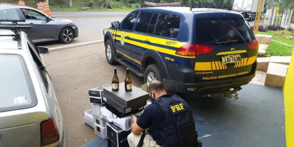Em duas abordagens distintas, os policiais apreenderam cerca de 300 garrafas da bebida