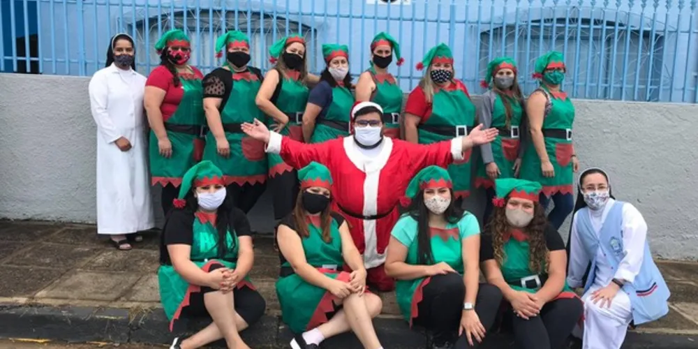 Alunos da Escola Santa Maria Goretti receberam lembrancinhas de fim de ano e interagiram com os professores