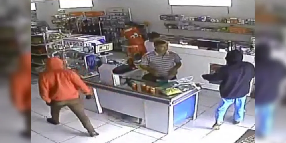 Vítimas reagiram ao assalto e pai e filho acabaram mortos a tiros pelos ladrões