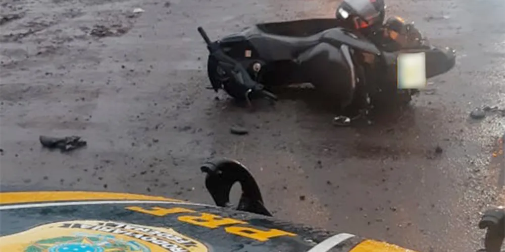 Acidente aconteceu na madrugada desta quinta-feira e deixou motociclista com lesões moderadas