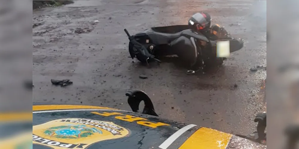 Acidente aconteceu na madrugada desta quinta-feira e deixou motociclista com lesões moderadas