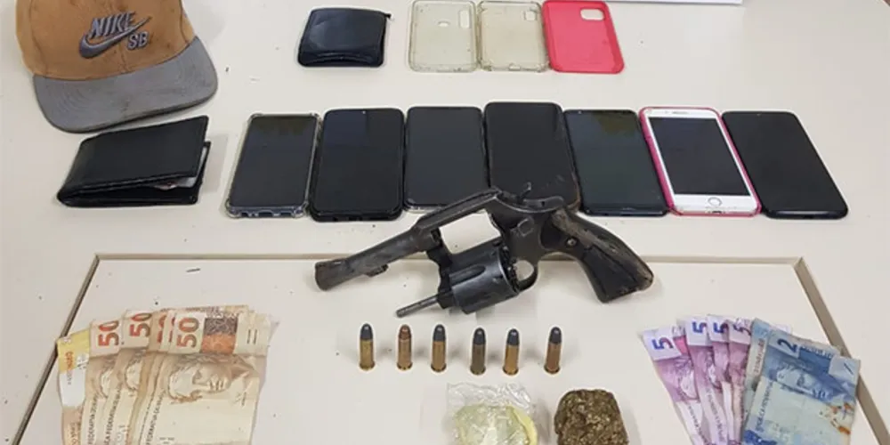 Aparelhos e outros objetos roubados foram recuperados poucos minutos após o crime