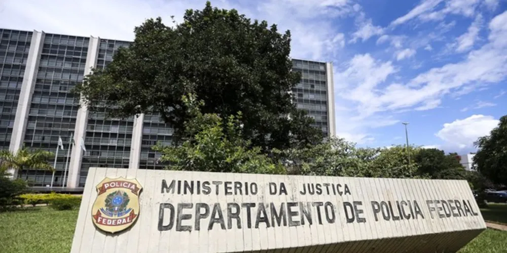 A operação teve início na terça-feira (15) com o cumprimento de dois mandados de busca e apreensão na cidade de Camboriú, em Santa Catarina.