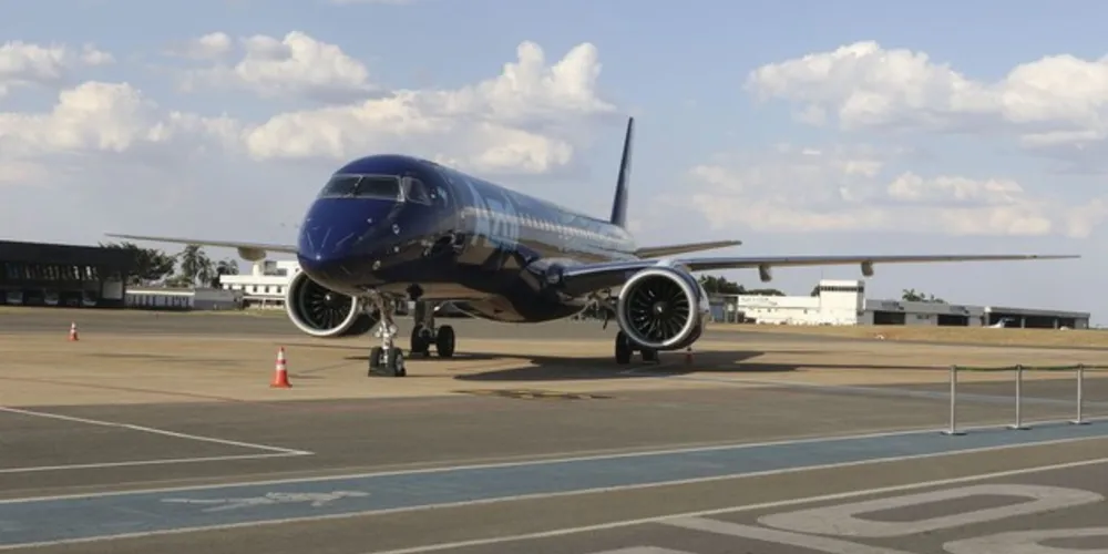 Nesse tipo de operação, os recursos do BNDES são desembolsados no Brasil, em reais, para a empresa exportadora brasileira, a Embraer.