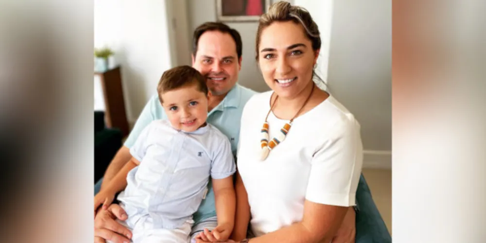 NOVO CICLO – O advogado e contador Diego Domann receberá as felicitações pela troca de idade no próximo sábado (19). No registro especial, Diego e sua esposa Leticia e seu filho Pedro Roth Domann. Da coluna RC os votos de realizações e felicidades