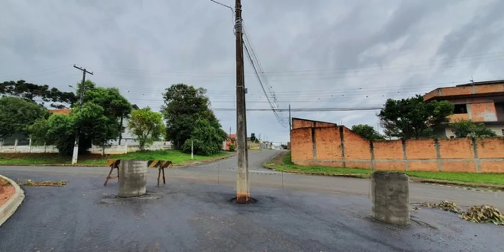Poste fica no meio do cruzamento entre as ruas João Tomé e Doralício Correia