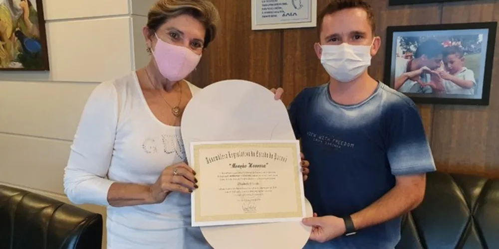 Deputado estadual Estacho visitou a prefeita eleita e aproveitou para entregar em mãos a menção protocolada por ele na Alep