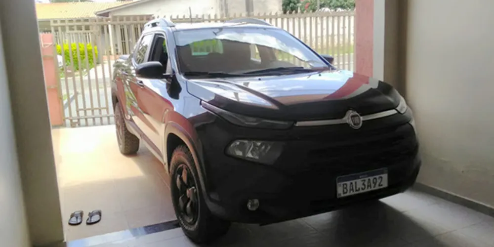 Bandidos renderam motorista quando ele descia da caminhonete e fugiram em poucos segundos