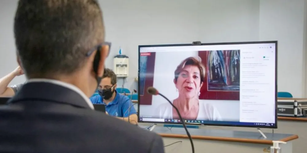 Durante o evento, o reitor Miguel Sanches Neto parabenizou institucionalmente a professora Elizabeth Schmidt pela eleição recente para a Prefeitura Municipal. 