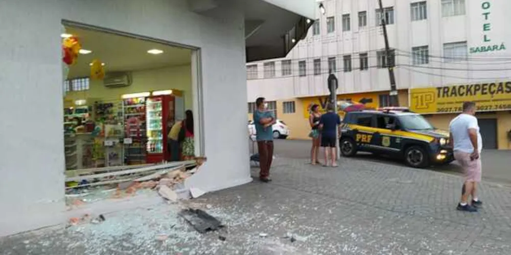 Apesar do estrago, condutora não sofreu lesões graves