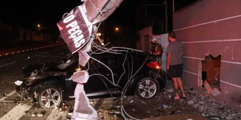 Apesar do estrago no carro e no imóvel, motorista foi levado ao hospital com lesões moderadas