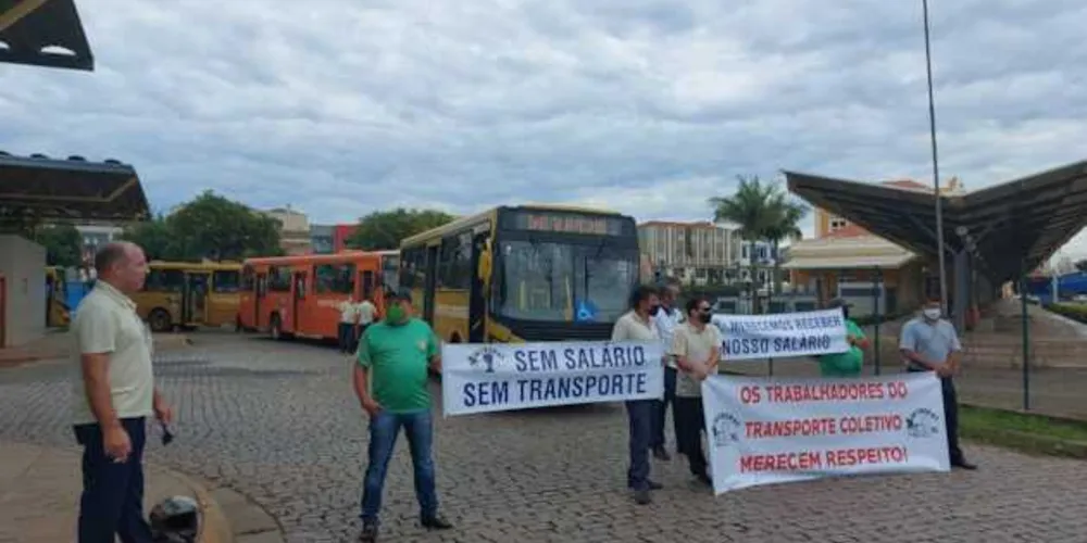 Paralisação afeta transporte coletivo durante uma hora na manhã desta segunda