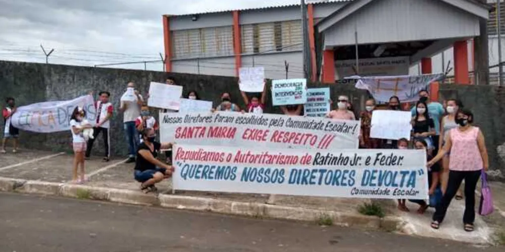 Comunidade cobra retorno do diretor ao cargo