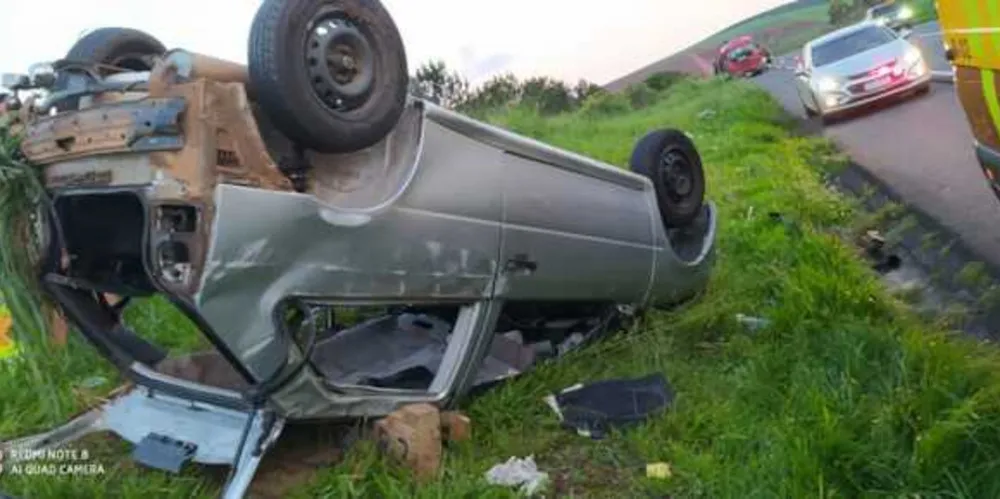 Motorista teve ferimentos leves, mas passageira foi levada ao hospital com lesões graves