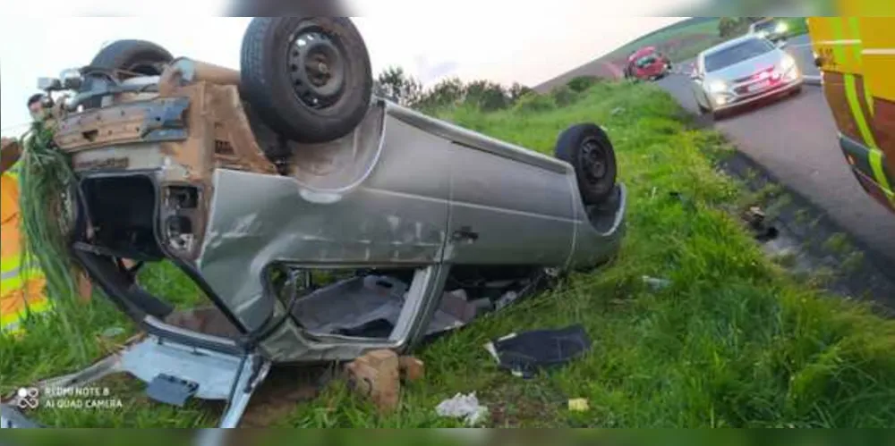 Motorista teve ferimentos leves, mas passageira foi levada ao hospital com lesões graves