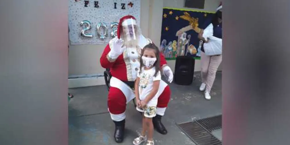 Evento teve a participação do Papai Noel e as crianças puderam rever seus professores 