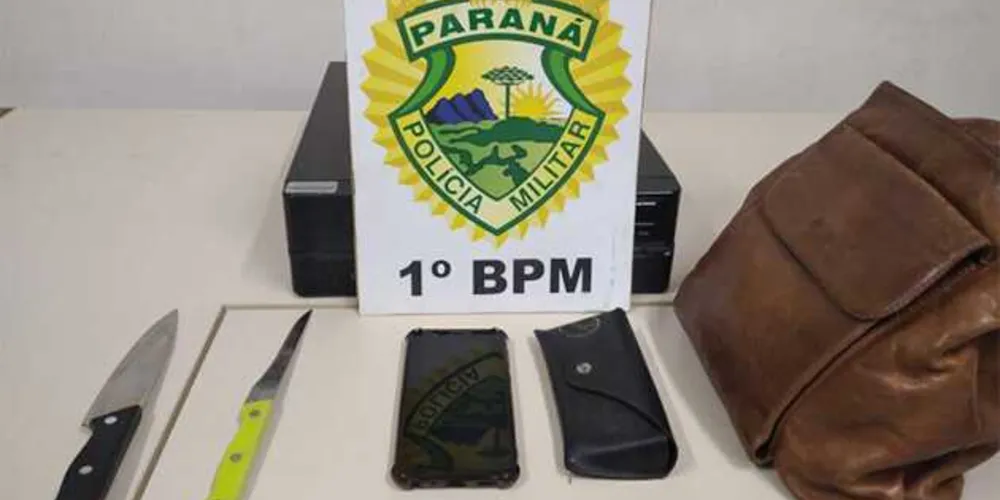 Armas usadas no crime e objetos roubados foram recuperados e levados até a delegacia