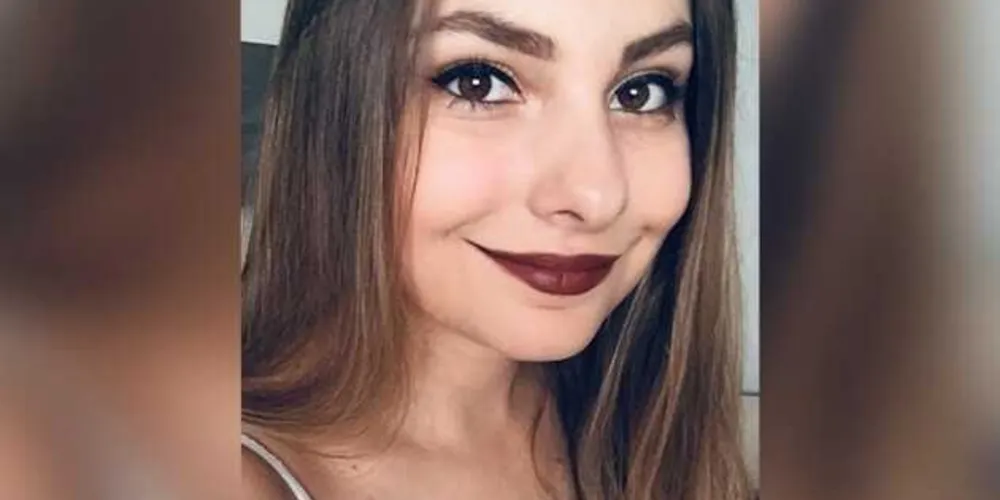 Aline Sviatowski é ponta-grossense, tem 26 anos, é ex-acadêmica de Direito na Uepg, caloura de farmácia na Usp e segue buscando seus sonhos na Medicina e na escrita.